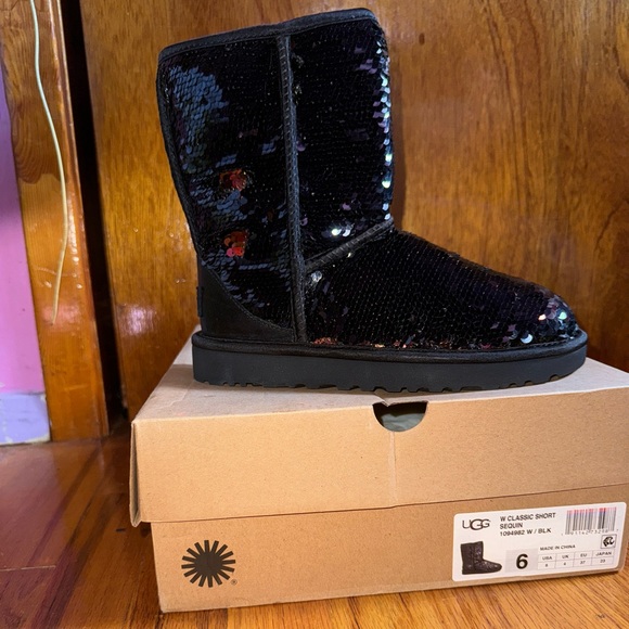 Black Reversible Sequin UGG W 6 - BRAND NEW - Picture 2 of 4